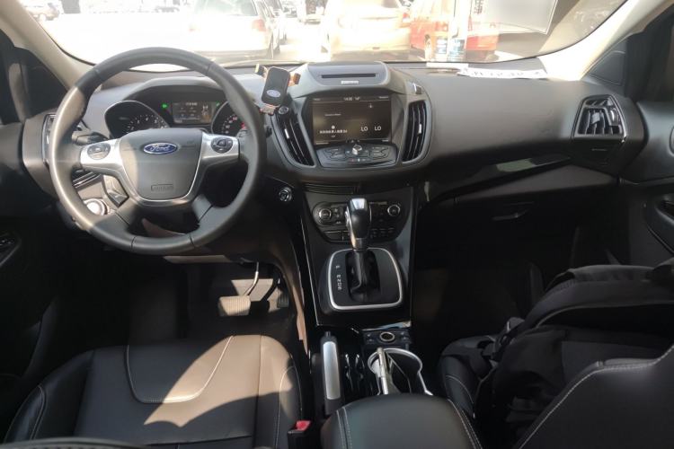 Used Ford Kuga 2015 2.0L GTDi Four-Wheel-Drive Sport Model Center Console