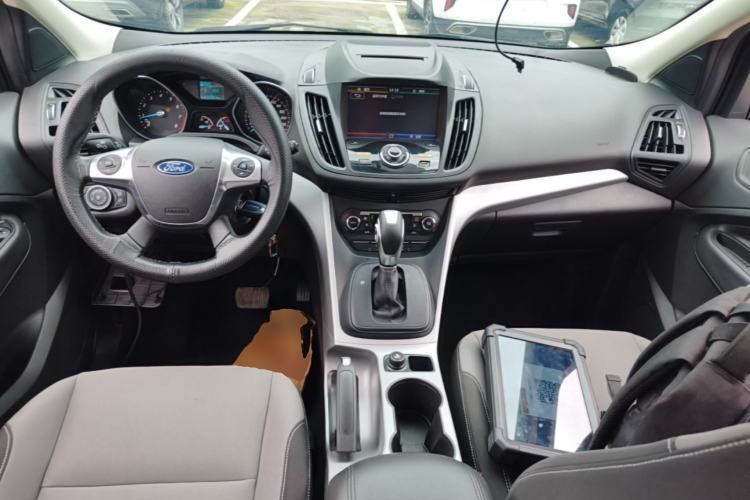 Used Ford Kuga 2015 1.5L GTDi Two-Wheel-Drive Comfort Model Center Console