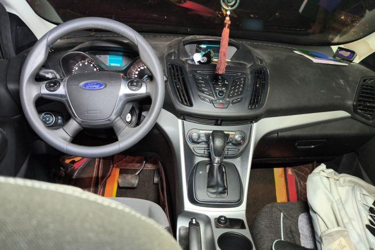 Used Ford Kuga 2015 1.5L GTDi Two-Wheel-Drive Comfort Model Center Console