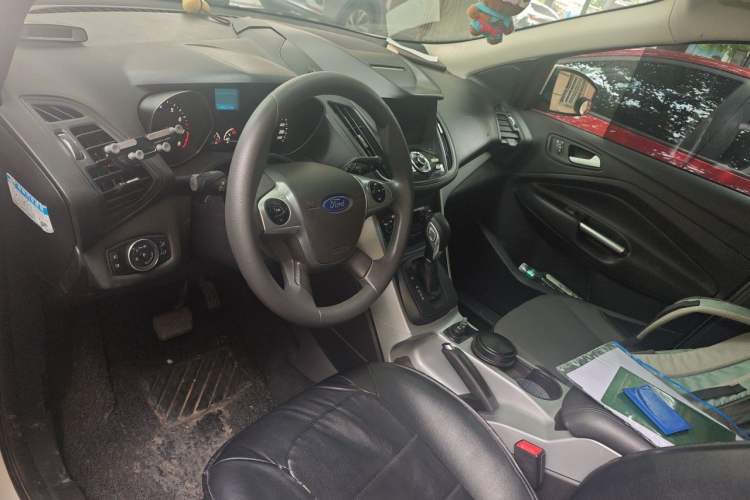 Used Ford Kuga 2015 1.5L GTDi Two-Wheel-Drive Comfort Model Center Console