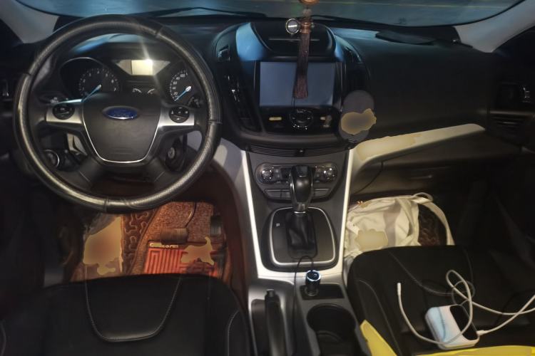 Used Ford Kuga 2015 1.5L GTDi Two-Wheel-Drive Comfort Model Center Console