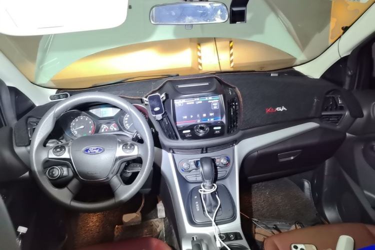 Used Ford Kuga 2015 1.5L GTDi Two-Wheel-Drive Comfort Model Center Console