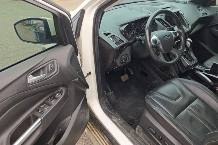 Used Ford Kuga 2015 2.0L GTDi Four-Wheel-Drive Sport Model Driver Seat
