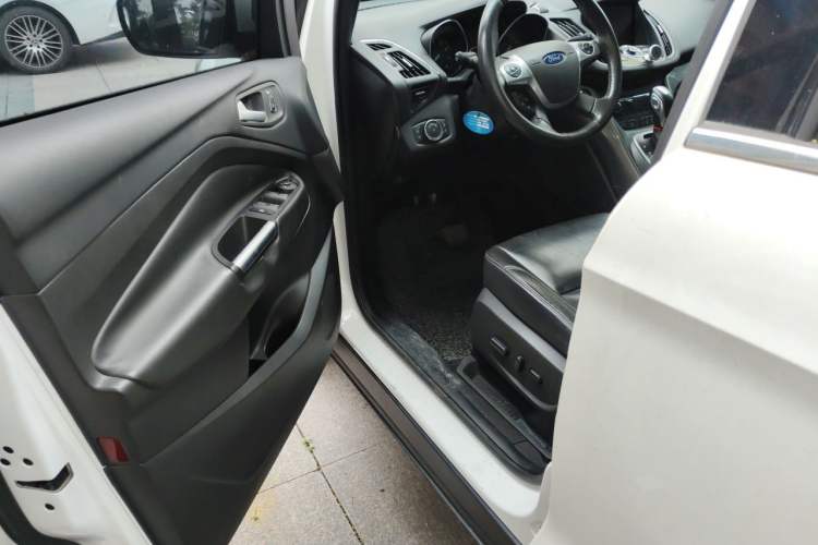 Used Ford Kuga 2015 2.0L GTDi Four-Wheel-Drive Sport Model Driver Seat