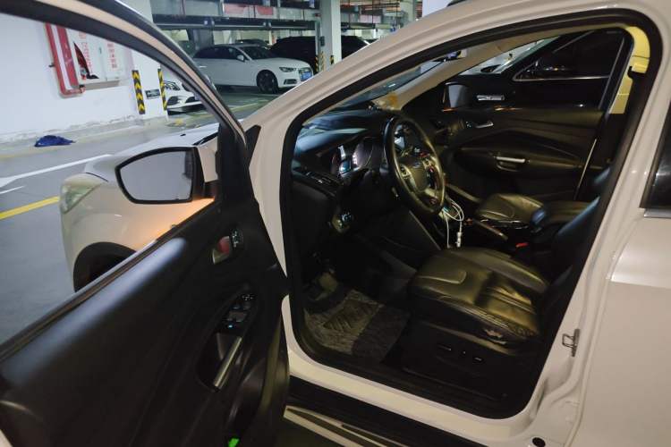 Used Ford Kuga 2015 2.0L GTDi Four-Wheel-Drive Sport Model Driver Seat