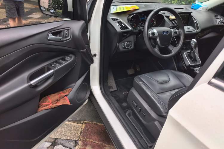 Used Ford Kuga 2015 2.0L GTDi Four-Wheel-Drive Sport Model Driver Seat