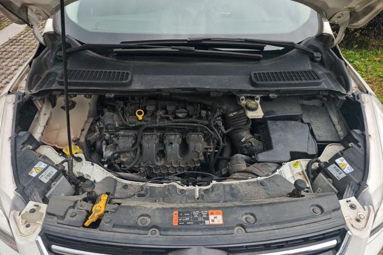 Used Ford Kuga 2015 2.0L GTDi Four-Wheel-Drive Sport Model Engine Bay