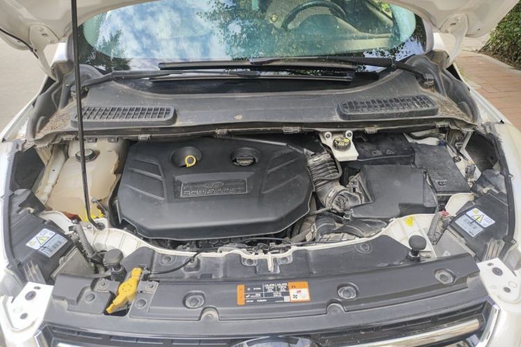 Used Ford Kuga 2015 2.0L GTDi Four-Wheel-Drive Sport Model Engine Bay