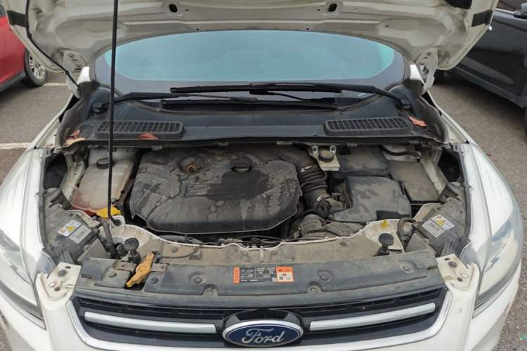 Used Ford Kuga 2015 2.0L GTDi Four-Wheel-Drive Sport Model Engine Bay