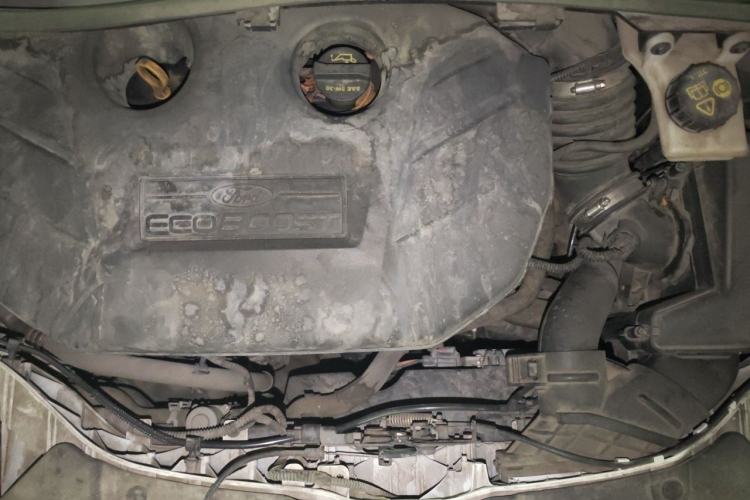 Used Ford Kuga 2015 2.0L GTDi Four-Wheel-Drive Sport Model Engine Bay