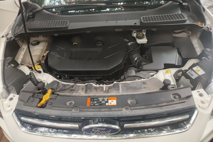 Used Ford Kuga 2015 2.0L GTDi Four-Wheel-Drive Sport Model Engine Bay