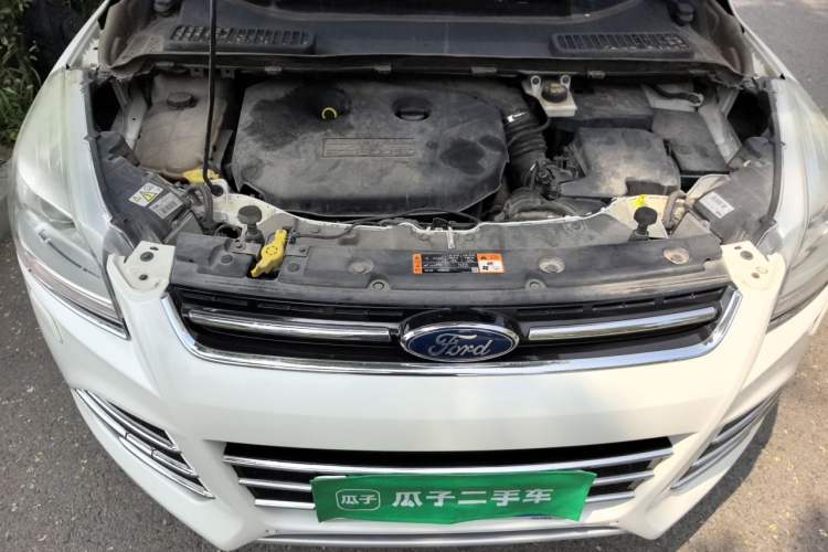 Used Ford Kuga 2015 2.0L GTDi Four-Wheel-Drive Sport Model Engine Bay