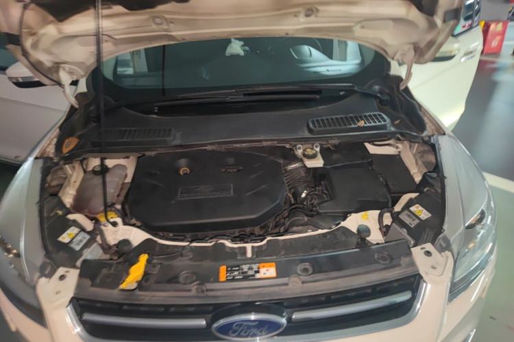 Used Ford Kuga 2015 2.0L GTDi Four-Wheel-Drive Sport Model Engine Bay