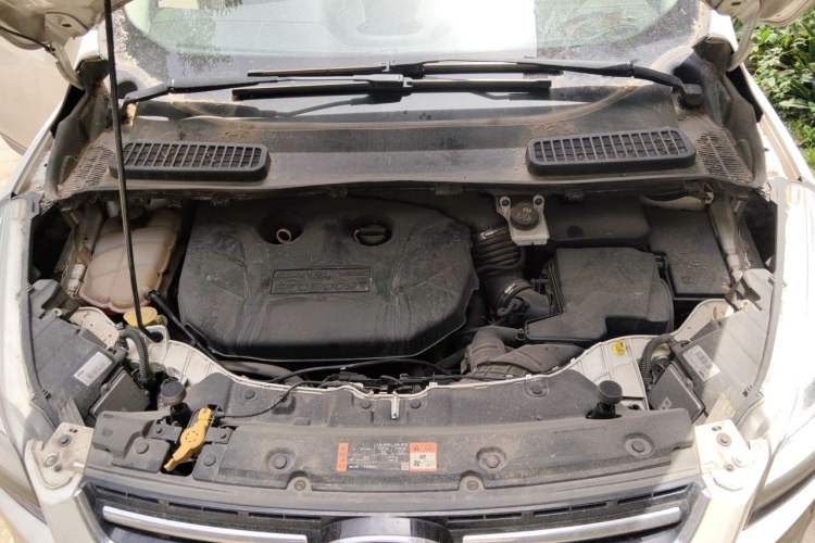 Used Ford Kuga 2015 2.0L GTDi Four-Wheel Drive Prestige Model Engine Bay
