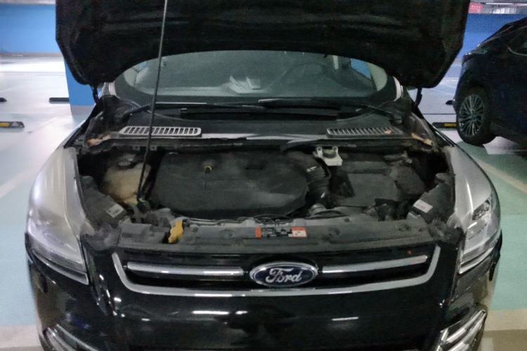 Used Ford Kuga 2015 2.0L GTDi Four-Wheel-Drive Sport Model Engine Bay