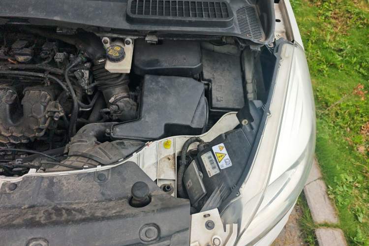 Used Ford Kuga 2015 2.0L GTDi Four-Wheel-Drive Sport Model Engine Bay Left