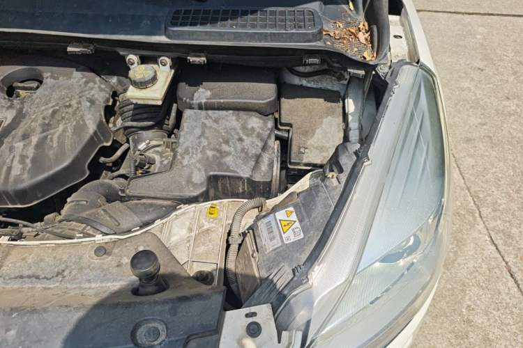 Used Ford Kuga 2015 2.0L GTDi Four-Wheel-Drive Sport Model Engine Bay Left