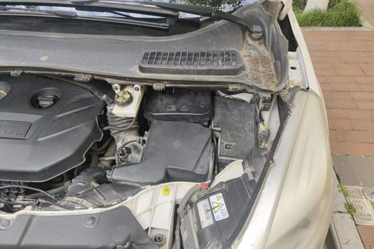 Used Ford Kuga 2015 2.0L GTDi Four-Wheel-Drive Sport Model Engine Bay Left
