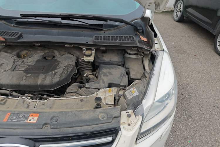 Used Ford Kuga 2015 2.0L GTDi Four-Wheel-Drive Sport Model Engine Bay Left