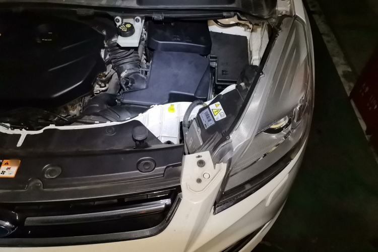 Used Ford Kuga 2015 2.0L GTDi Four-Wheel-Drive Sport Model Engine Bay Left
