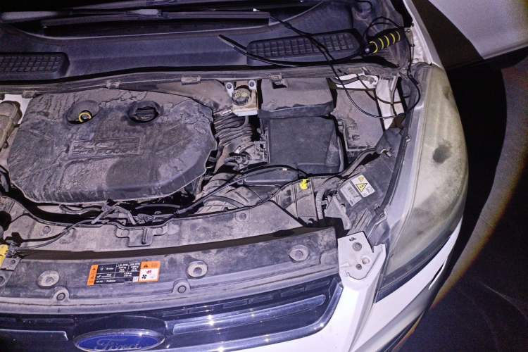 Used Ford Kuga 2015 2.0L GTDi Four-Wheel-Drive Sport Model Engine Bay Left