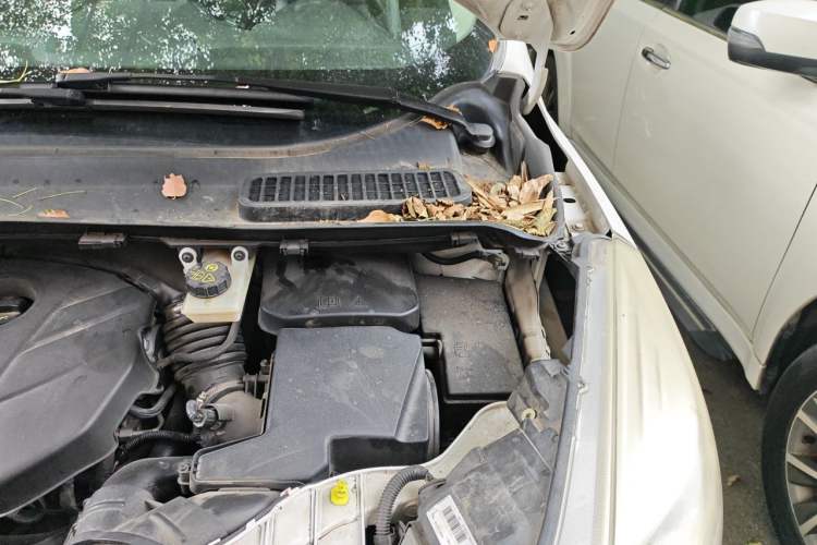 Used Ford Kuga 2015 2.0L GTDi Four-Wheel Drive Prestige Model Engine Bay Left