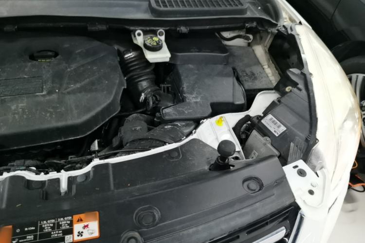 Used Ford Kuga 2015 2.0L GTDi Four-Wheel-Drive Sport Model Engine Bay Left