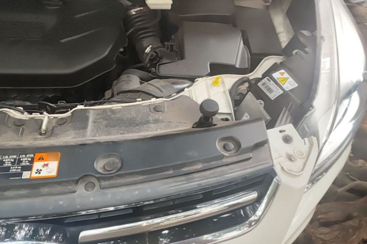 Used Ford Kuga 2015 2.0L GTDi Four-Wheel-Drive Sport Model Engine Bay Left
