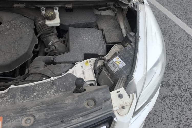 Used Ford Kuga 2015 2.0L GTDi Four-Wheel-Drive Sport Model Engine Bay Left