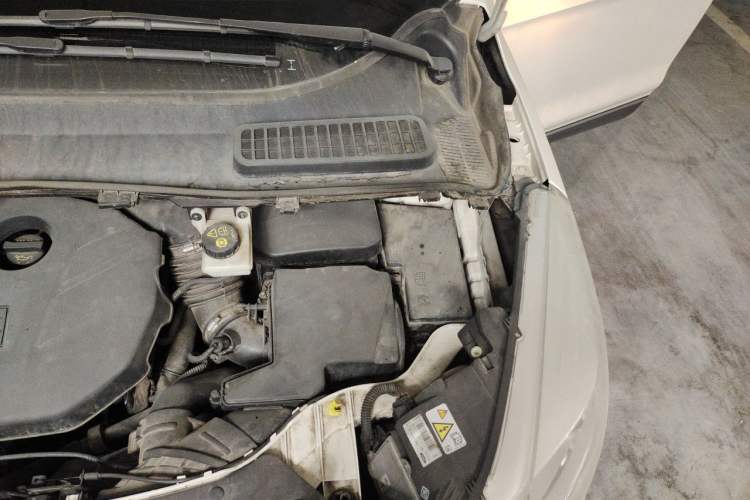 Used Ford Kuga 2015 2.0L GTDi Four-Wheel Drive Prestige Model Engine Bay Left