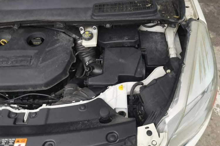 Used Ford Kuga 2015 2.0L GTDi Four-Wheel Drive Elite Model Engine Bay Left