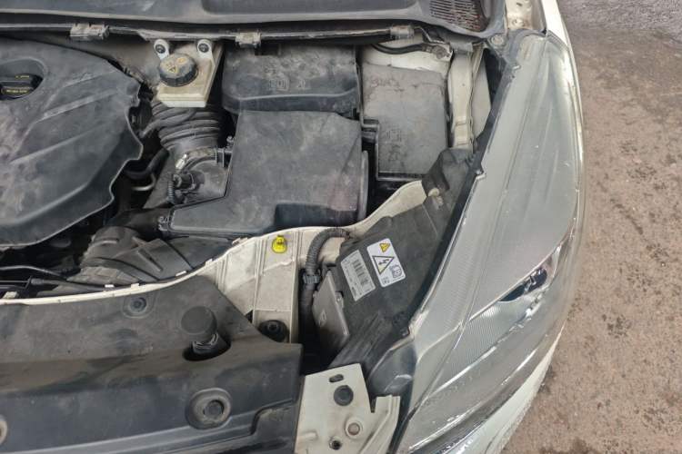 Used Ford Kuga 2015 2.0L GTDi Four-Wheel-Drive Sport Model Engine Bay Left