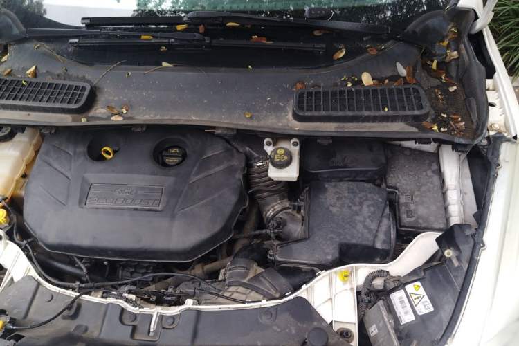 Used Ford Kuga 2015 2.0L GTDi Four-Wheel-Drive Sport Model Engine Bay Left