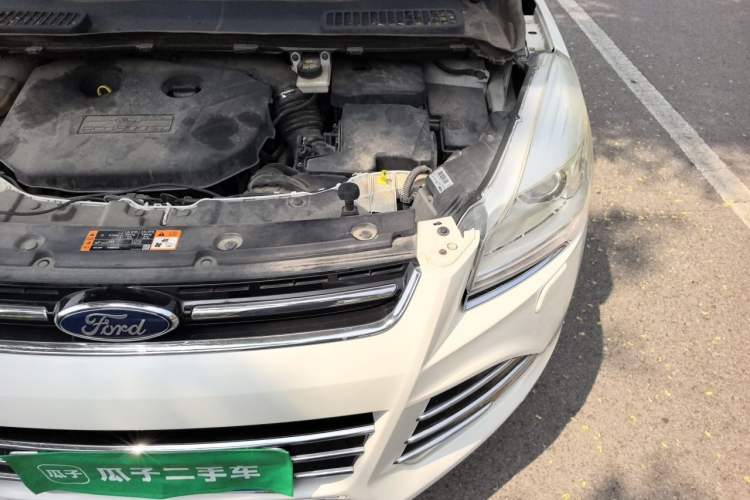 Used Ford Kuga 2015 2.0L GTDi Four-Wheel-Drive Sport Model Engine Bay Left