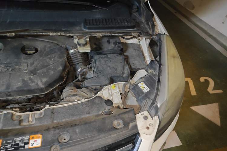 Used Ford Kuga 2015 2.0L GTDi Four-Wheel-Drive Sport Model Engine Bay Left