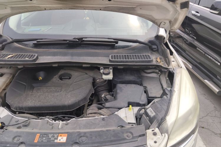 Used Ford Kuga 2015 2.0L GTDi Four-Wheel-Drive Sport Model Engine Bay Left