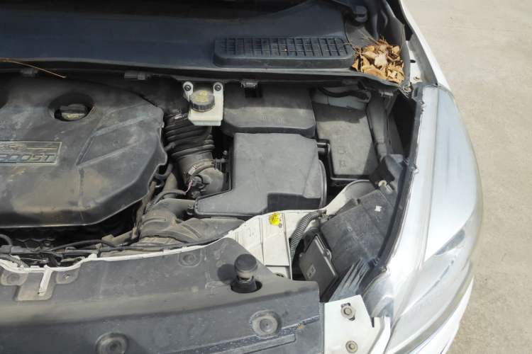 Used Ford Kuga 2015 2.0L GTDi Four-Wheel-Drive Sport Model Engine Bay Left
