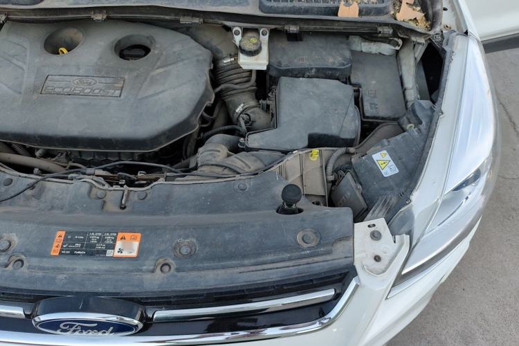 Used Ford Kuga 2015 2.0L GTDi Four-Wheel-Drive Sport Model Engine Bay Left
