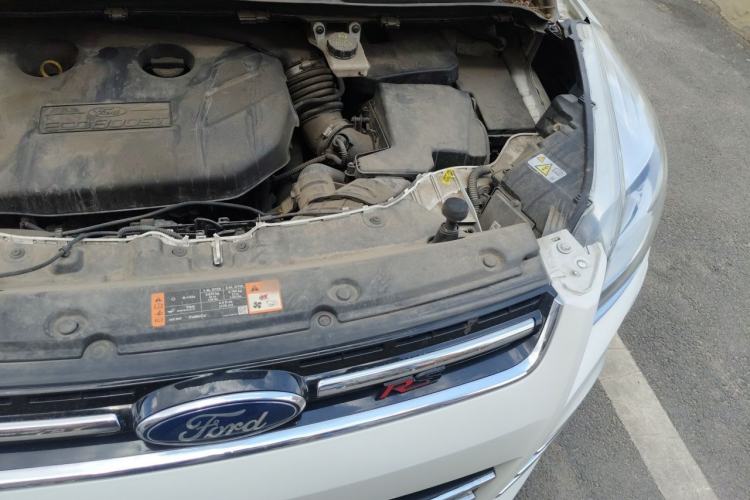 Used Ford Kuga 2015 2.0L GTDi Four-Wheel-Drive Sport Model Engine Bay Left