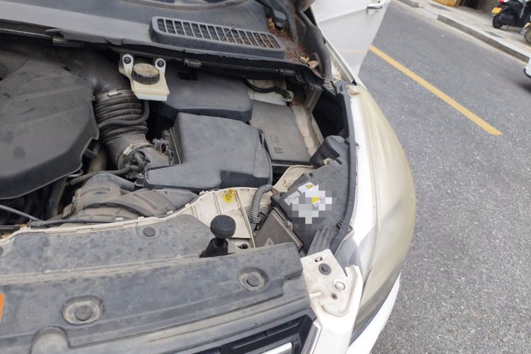 Used Ford Kuga 2015 2.0L GTDi Four-Wheel-Drive Sport Model Engine Bay Left