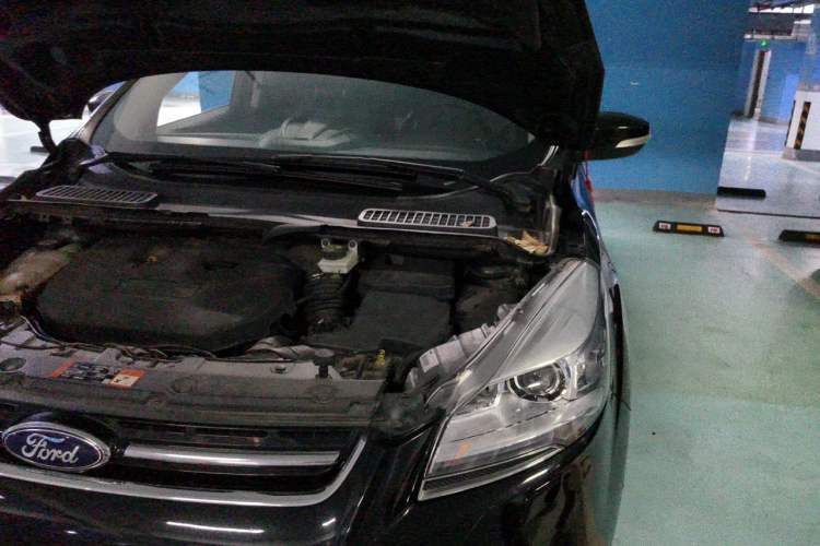Used Ford Kuga 2015 2.0L GTDi Four-Wheel-Drive Sport Model Engine Bay Left