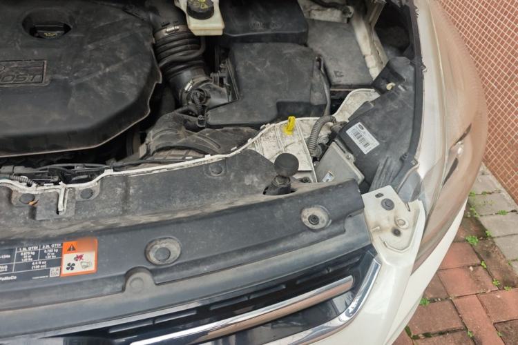 Used Ford Kuga 2015 2.0L GTDi Four-Wheel-Drive Sport Model Engine Bay Left