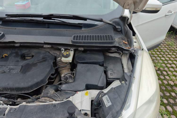 Used Ford Kuga 2015 2.0L GTDi Four-Wheel Drive Elite Model Engine Bay Left