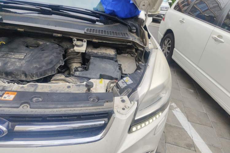 Used Ford Kuga 2015 2.0L GTDi Four-Wheel-Drive Sport Model Engine Bay Left
