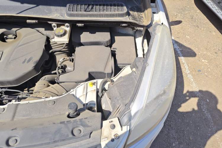 Used Ford Kuga 2015 2.0L GTDi Four-Wheel-Drive Sport Model Engine Bay Left