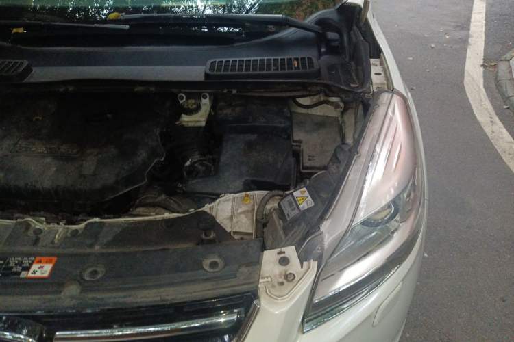 Used Ford Kuga 2015 2.0L GTDi Four-Wheel-Drive Sport Model Engine Bay Left