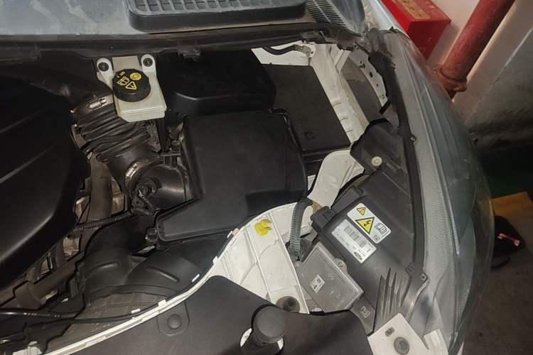 Used Ford Kuga 2015 2.0L GTDi Four-Wheel-Drive Sport Model Engine Bay Left
