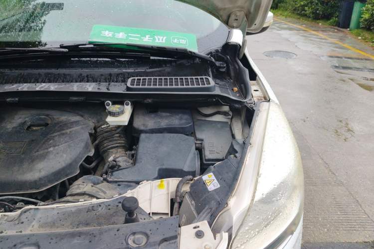 Used Ford Kuga 2015 2.0L GTDi Four-Wheel-Drive Sport Model Engine Bay Left