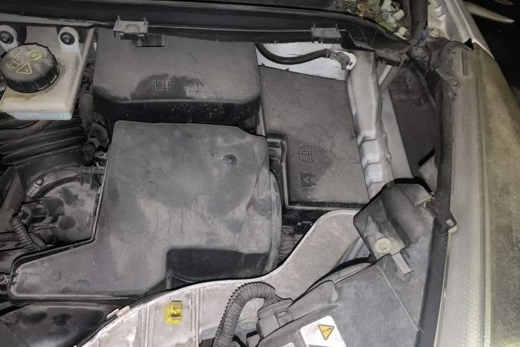 Used Ford Kuga 2015 2.0L GTDi Four-Wheel-Drive Sport Model Engine Bay Left