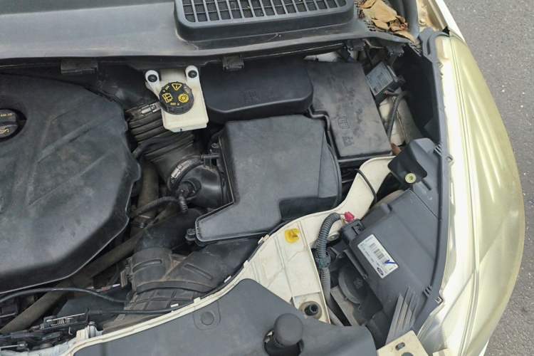 Used Ford Kuga 2015 2.0L GTDi Four-Wheel Drive Elite Model Engine Bay Left